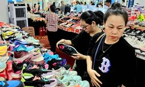 Bỏ ra bảy tám trăm ngàn mà đòi giày 'xịn', tự lừa mình chứ ai lừa được?