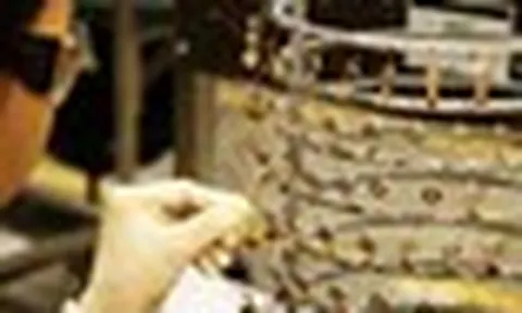 Bên trong nhà máy khổng lồ tại Tp.HCM sản xuất “kho báu” khiến phụ nữ mê mẩn: Quy mô lớn nhất thế giới, rộng 10 sân bóng, vốn gần 4.000 tỷ đồng, tới 7.000 lao động