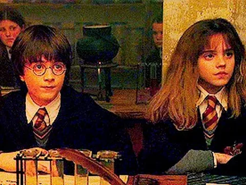 Hóa ra đây là cách dàn sao nhí Harry Potter giải quyết chuyện học: Khán giả được "giải bài tập" cùng suốt bao năm mà chẳng hay biết!