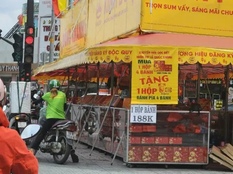 Nhiều quầy bánh trung thu giảm giá, khuyến mãi sớm