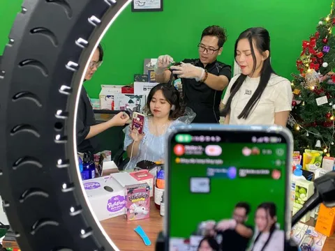 Cạnh tranh "miếng bánh" livestream, sàn thương mại điện tử Việt Nam thua ngay trên sân nhà