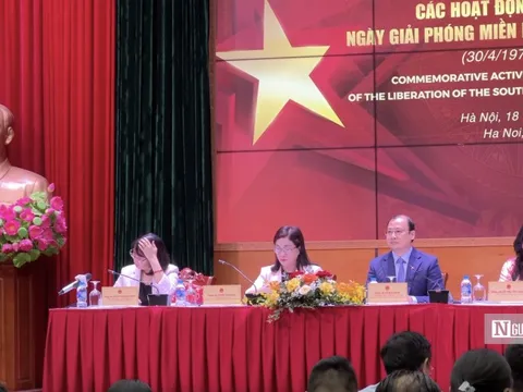 Lần đầu tiên 120 kiều bào tiêu biểu tham gia diễu hành mừng 50 năm Giải phóng miền Nam