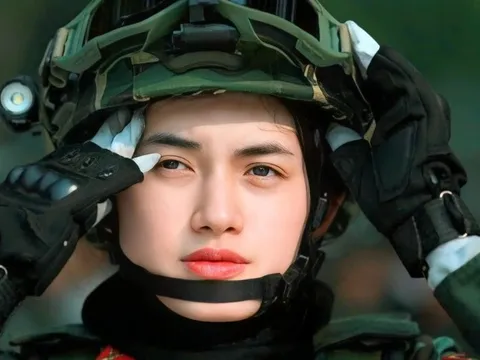 Chân dung nữ hạ sĩ thu hút mọi ánh nhìn khi tập diễu binh