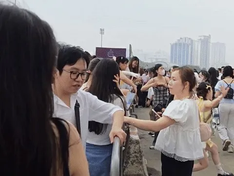 Khán giả trèo rào ở Mỹ Đình để vào xem concert Anh trai