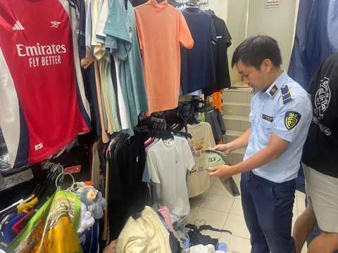 Hàng giả, hàng nhái vẫn nhan nhản tại Saigon Square, chợ Bến Thành