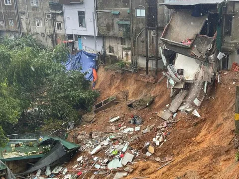 Khe Sanh xuất hiện điểm sạt lở đặc biệt nguy hiểm, sơ tán khẩn cấp nhiều hộ dân