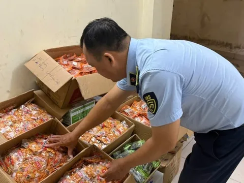 Phát hiện số lượng lớn bánh kẹo bán Tết không rõ xuất xứ