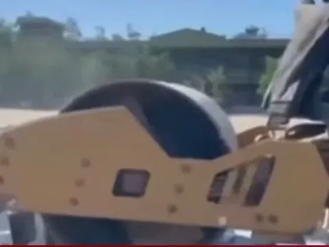 Myanmar: Thu giữ hàng nghìn thiết bị lừa đảo, xe lu nghiền nát răn đe