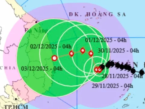Bão số 15 giật cấp 14, đổi hướng liên tục và di chuyển rất chậm