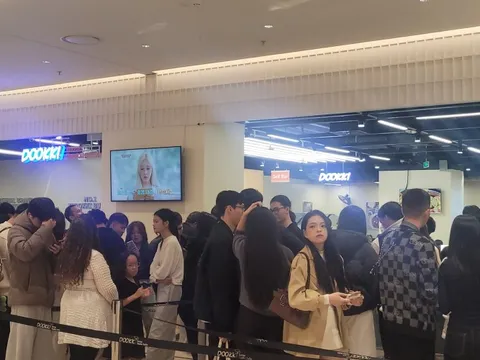 Trung tâm thương mại đông nghẹt, người dân phải xếp hàng dài