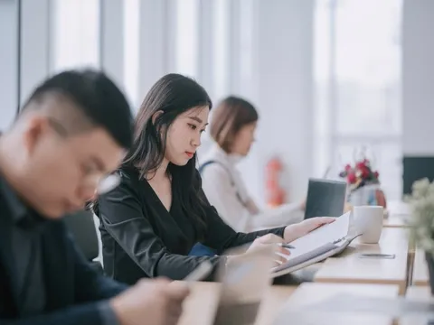 Thị trường lao động Việt Nam trước bước ngoặt 2026: Người lao động thận trọng, ưu tiên “chữa lành” thay vì thu nhập và năng lực gốc trở thành bộ lọc nhân tài giữa “cơn bão” AI