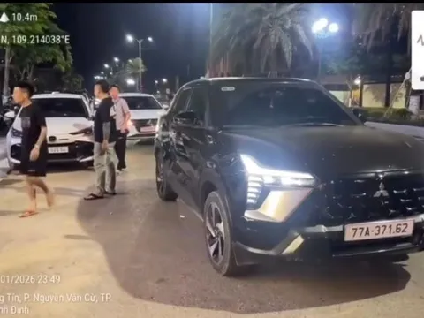 Từ phản ánh của người dân, CSGT Gia Lai xử phạt tài xế dừng ô tô giữa đường