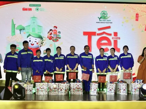 Tết yêu thương: Ấm lòng người thu gom rác thầm lặng