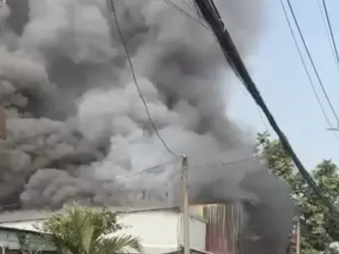 Cháy nhà dân ở TPHCM, khói đen bao trùm một khu vực