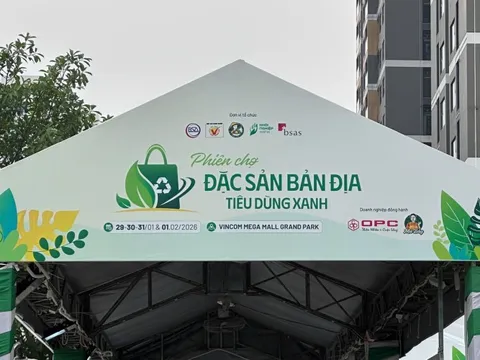 Du khách hào hứng trải nghiệm tinh hoa nông sản Việt tại một phiên chợ đặc biệt