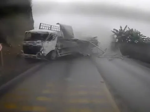 VIDEO: Xe tải nghi mất phanh ở đèo Đá Trắng, tài xế đánh lái tránh nhiều xe rồi tông vách núi