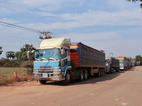 Chờ hướng dẫn Nghị định 46, hơn 1.300 xe nông sản ách tắc tại cửa khẩu