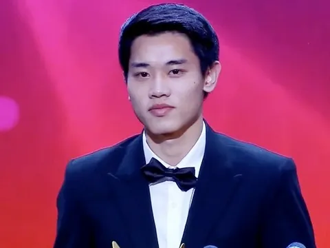 Khoảnh khắc "dở khóc dở cười" của Đình Bắc: Đi nhận giải vẫn bị bảo vệ chặn cửa hỏi vé mời