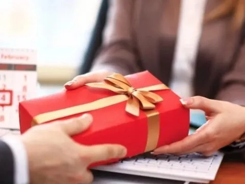 Thủ tướng: Nghiêm cấm dùng công quỹ biếu quà Tết cho lãnh đạo các cấp