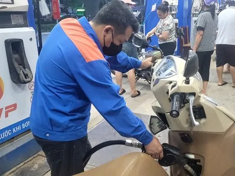Diễn biến mới trên thị trường xăng dầu, xuất hiện bán cầm chừng dầu diesel