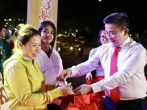 Xã Bình Hưng, TP HCM: Hơn 5.000 phần quà chăm lo người dân dịp Tết