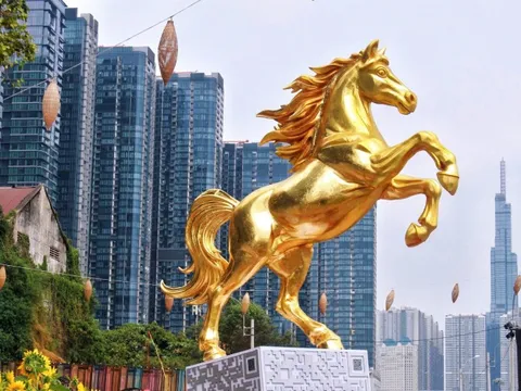 Trung tâm TP HCM rộn ràng sắc xuân với hàng loạt linh vật ngựa
