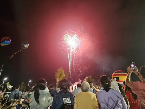 Mãn nhãn với màn bắn pháo hoa tại đô thị lấn biển Cần Giờ