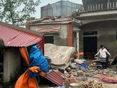Căn nhà 2 tầng đổ sập sau tiếng nổ lớn, 1 người tử vong