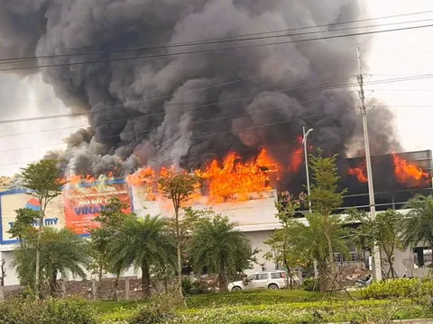 Cháy lớn tại cụm công nghiệp ở Ninh Bình, cột khói bốc cao hàng chục mét