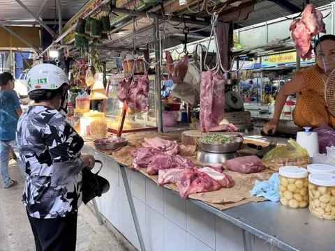 Giá thịt heo Tết ở chợ lẻ biến động mạnh