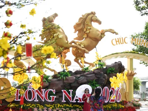 Cận cảnh linh vật ngựa "mã đáo thành công" đón xuân ven sông Đồng Nai