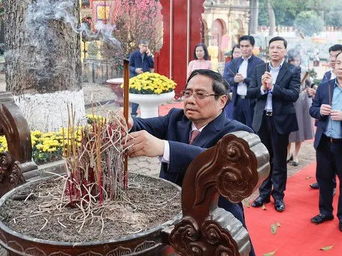 Thủ tướng Phạm Minh Chính dâng hương tại Hoàng thành Thăng Long