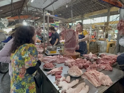 Giá heo hơi hôm nay, 14-2: Giá thịt heo nhảy dựng đứng