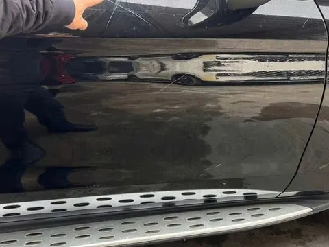 Thông tin mới vụ xe Mercedes bị cào xước, bẻ gương, đập kính khi đỗ trước trung tâm tiếng Anh