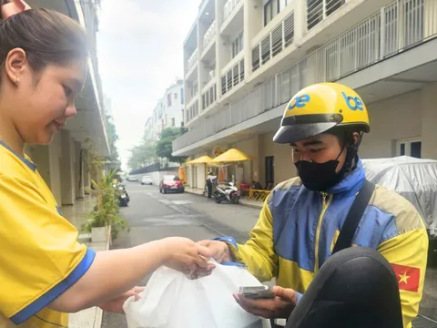 Tài xế xe công nghệ "đếm tiền mỏi tay" những ngày cận Tết