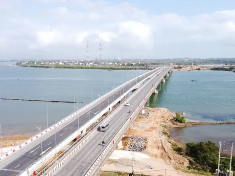 Hình ảnh khác lạ ở cầu Gianh cận Tết Bính Ngọ