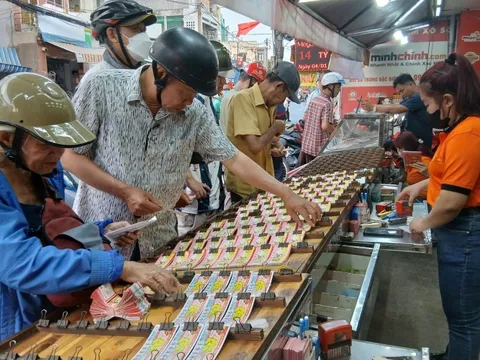 Người dân đổ xô mua vé số cầu may dịp Tết Nguyên đán 2026