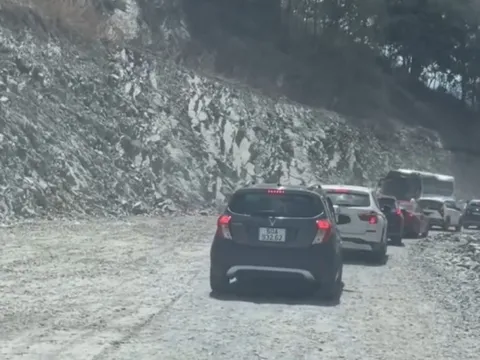 Mặt đường tạm hư hỏng, Quốc lộ 28B qua đèo Đại Ninh ùn tắc