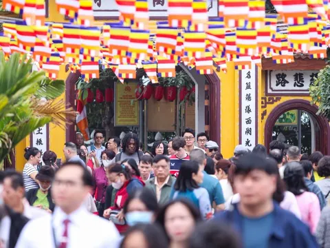 Người người đi cầu an, phủ Tây Hồ đông nghịt ngày đầu năm mới