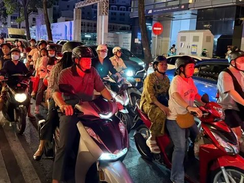 Đường phố trung tâm TPHCM "kẹt cứng" người tối mùng 2 Tết