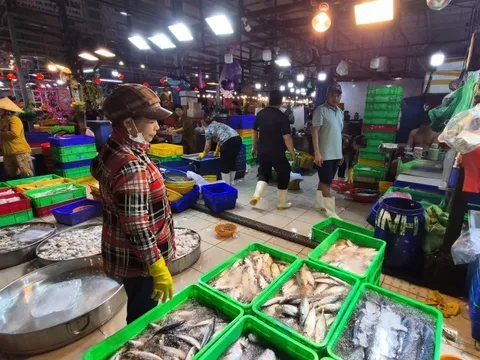 Chợ 29 Tết: Hàng về ít lại, nhiều nơi bán đến 20 giờ