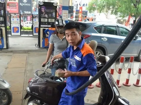 Giá xăng giảm, dầu tăng nhẹ trong ngày đầu năm mới Bính Ngọ