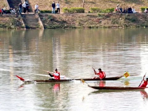 Đua thuyền độc mộc trên dòng sông chảy ngược