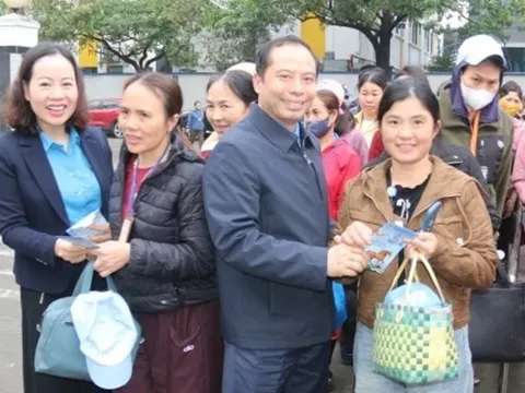 Lãnh đạo LĐLĐ tỉnh Thanh Hóa đón, lì xì công nhân trở lại làm việc sau Tết