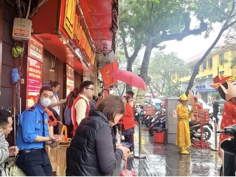 Không xếp hàng ngày vía Thần Tài, nhiều người chọn mua vàng theo cách này