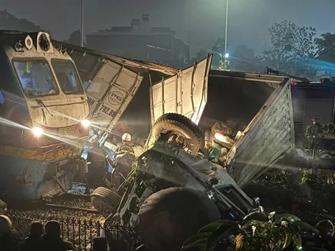 Tàu hoả tông xe tải chắn ngang đường sắt, 2 người thương vong