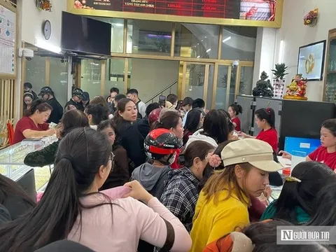 Phố vàng xứ Nghệ đông nghịt người ngày vía Thần Tài