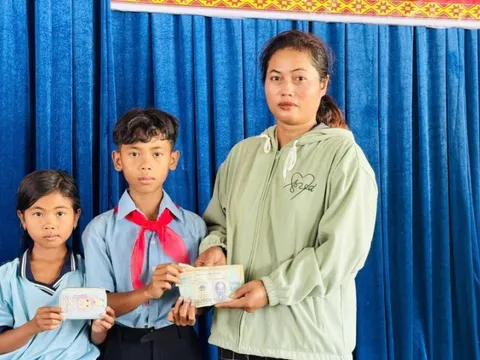 Nhặt được ví hơn 9 triệu đồng, 2 học sinh ở Gia Lai trả lại người đánh rơi