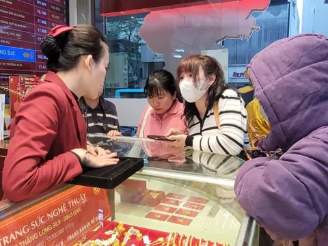 Nhiều năm giữ thói quen mua vàng vía Thần Tài, cụ bà gần 80 tuổi than giá vàng cao quá