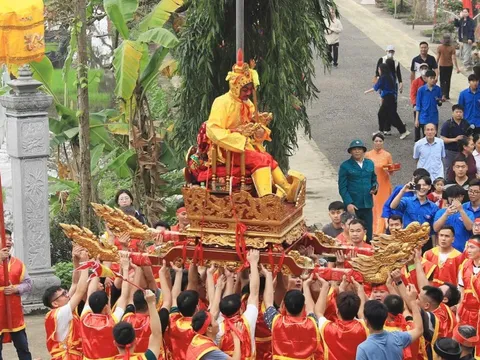 Độc đáo nghi lễ rước “vua, chúa sống” tại lễ hội Đền Sái